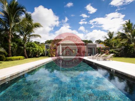 GRANDE VILLA CONTEMPORAINE AVEC MAGNIFIQUE PISCINE DE 15 METRES A ANAHITA - ILE MAURICE 