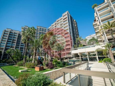 BUREAU RÉNOVÉ À USAGE MIXTE AVEC ENTRÉE PRIVÉE DANS UN JARDIN AU CARRÉ D'OR - MONACO
