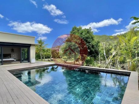 BAISSE DE PRIX! MAGNIFIQUE VILLA SUR GRAND TERRAIN AVEC VUE SUR LES MONTAGNES – RIVIERE NOIRE