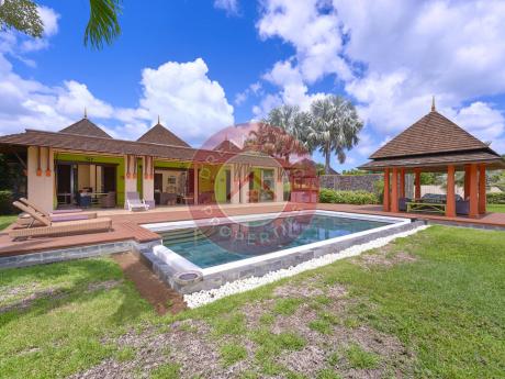 SPACIEUSE VILLA SUR TERRAIN DE 3047 M² AVEC VUE MONTAGNE A TAMARINA GOLF & SPA RESORT - TAMARIN ILE MAURICE