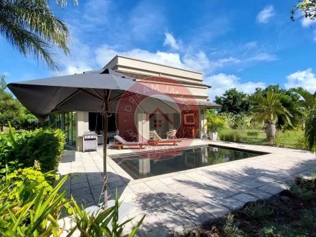 SOMPTEUSE VILLA 3 CHAMBRES MEUBLÉE SUR UN GRAND TERRAIN DE 2533 M2 A RIVIERE NOIRE – ILE MAURICE
