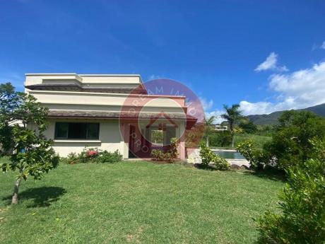 SUPERBE VILLA VUE MONTAGNE SUR UN GRAND TERRAIN A RIVIERE NOIRE – ILE MAURICE