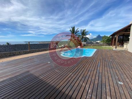 BELLE VILLA & STUDIO INDEPENDANT AVEC VUE MER SITUEE SUR LES HAUTEURS DE TAMARIN – ILE MAURICE