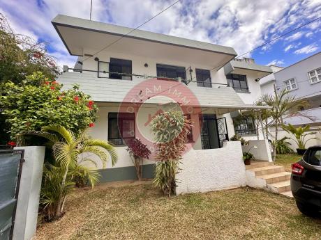 MAISON FAMILIALE DE 4 CHAMBRES A 5 MIN A PIED DE LA PLAGE DE FLIC EN FLAC – ILE MAURICE