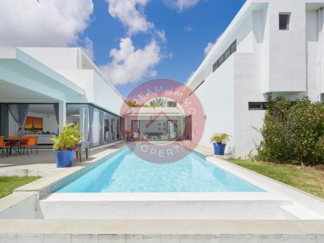 LOCATION D'UNE LUXUEUSE ET MODERNE VILLA DE 4 CHAMBRES SITUEE  A GRAND BAIE - ILE MAURICE