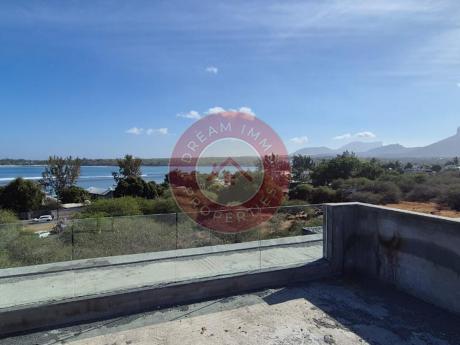 VUE MER & MONTAGNE ! BEAU PENTHOUSE DE 3 CH AVEC ROOFTOP PRIVEE A TAMARIN – ILE MAURICE