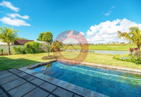 VILLA MODERNE VUE GOLF ET LAC AVEC ACCES DIRECT A LA PLAGE & AU GOLF D'AZURI - ILE MAURICE 