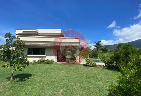 SUPERBE VILLA VUE MONTAGNE SUR UN GRAND TERRAIN A RIVIERE NOIRE – ILE MAURICE