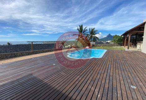 BELLE VILLA & STUDIO INDEPENDANT AVEC VUE MER SITUEE SUR LES HAUTEURS DE TAMARIN – ILE MAURICE
